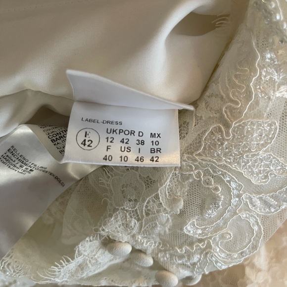 Pronovias ETQ - VESTIDO Elegant Mermaid gown crafted in rich Beautiful lace. - Picture 7 of 15